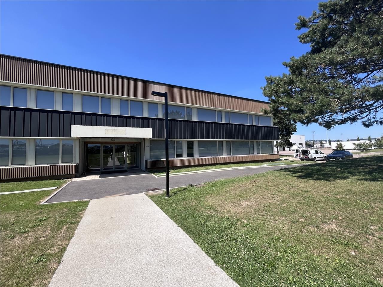 Bâtiment entièrement refait à l'intérieur avec un