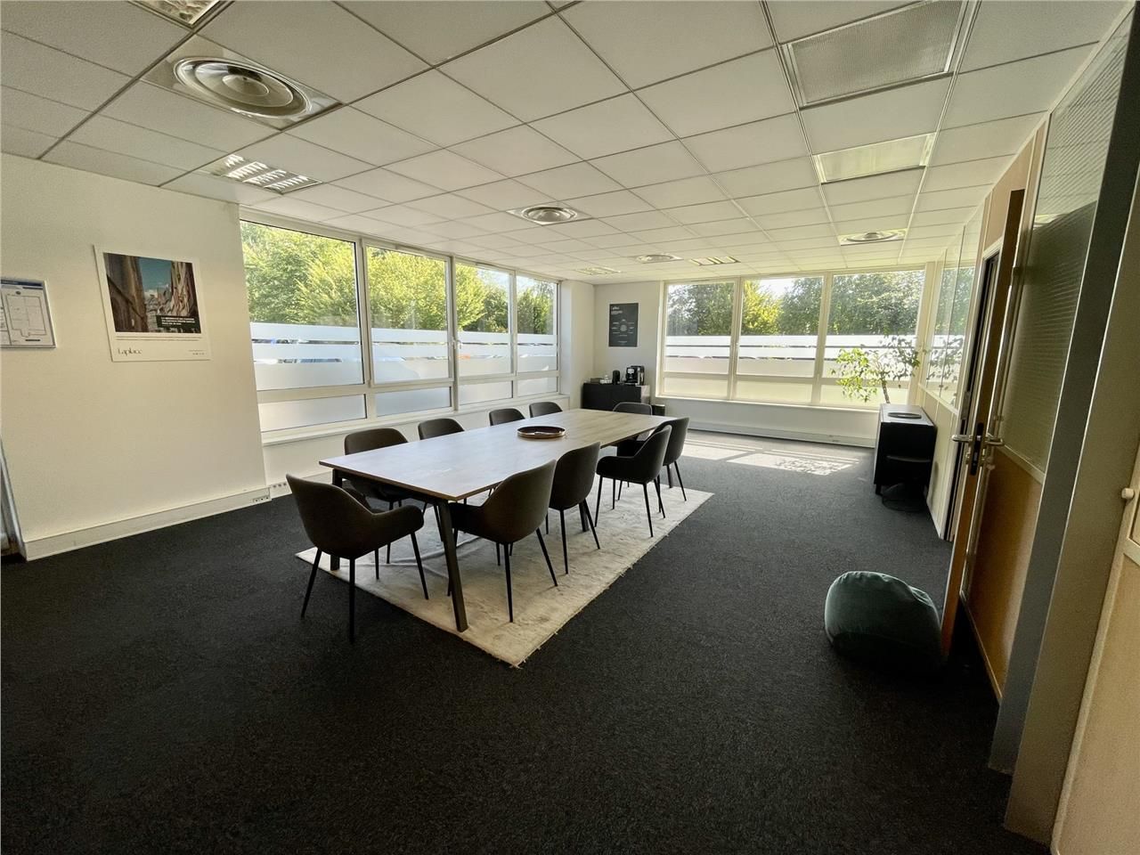 Bureaux de 146 m² non divisibles à Louer à MONT S