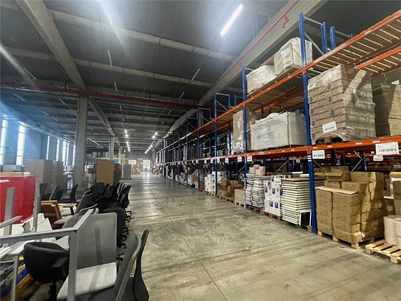 A proximité immédiate de l'A13, 1 entrepôt d'env 