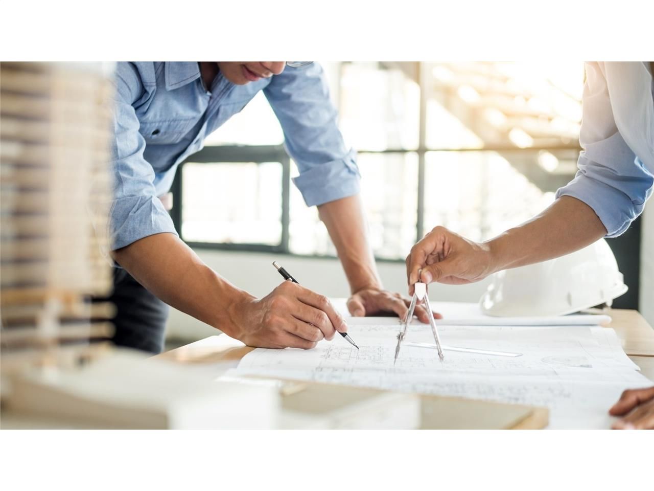 Situé au pied de l'A13, dans un site sécurisé, vo