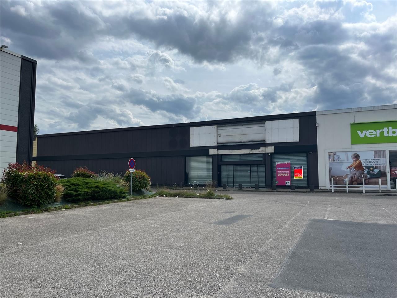 Locaux commerciaux de 1088 m² non divisibles à Lo