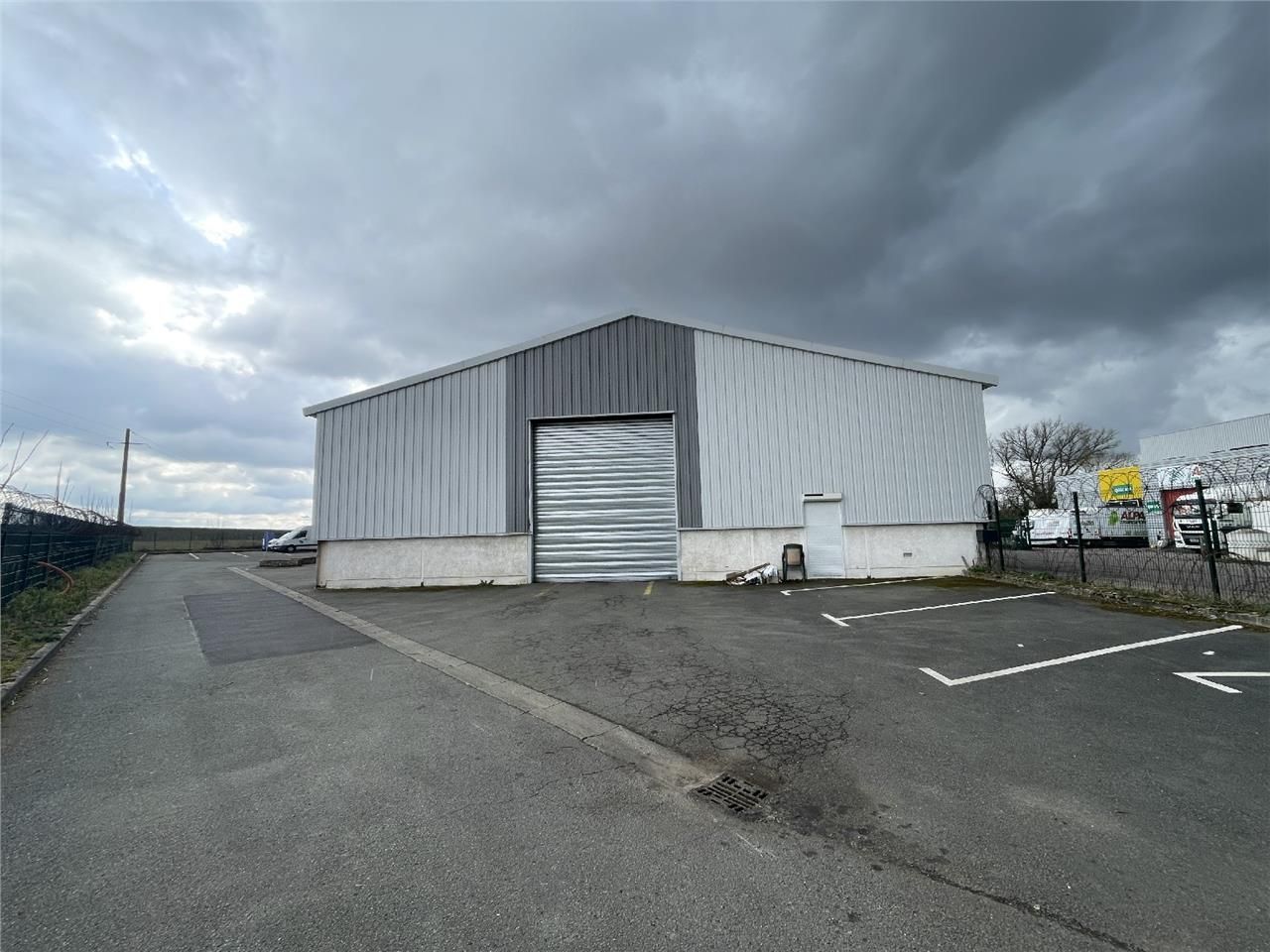 Bâtiment à proximité des grands axes,  idéal pour