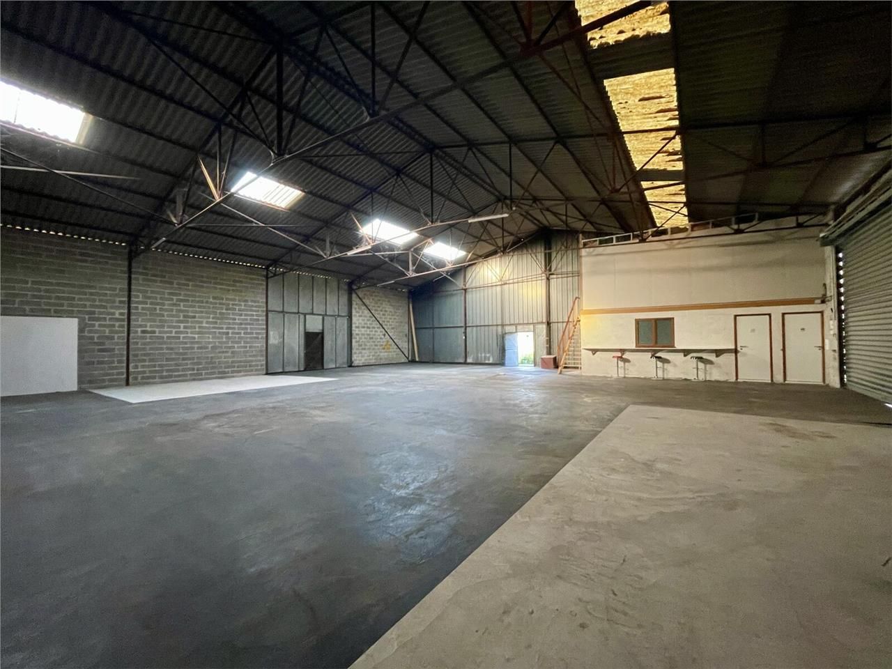 Local d'activité situé à proximité des grands axe