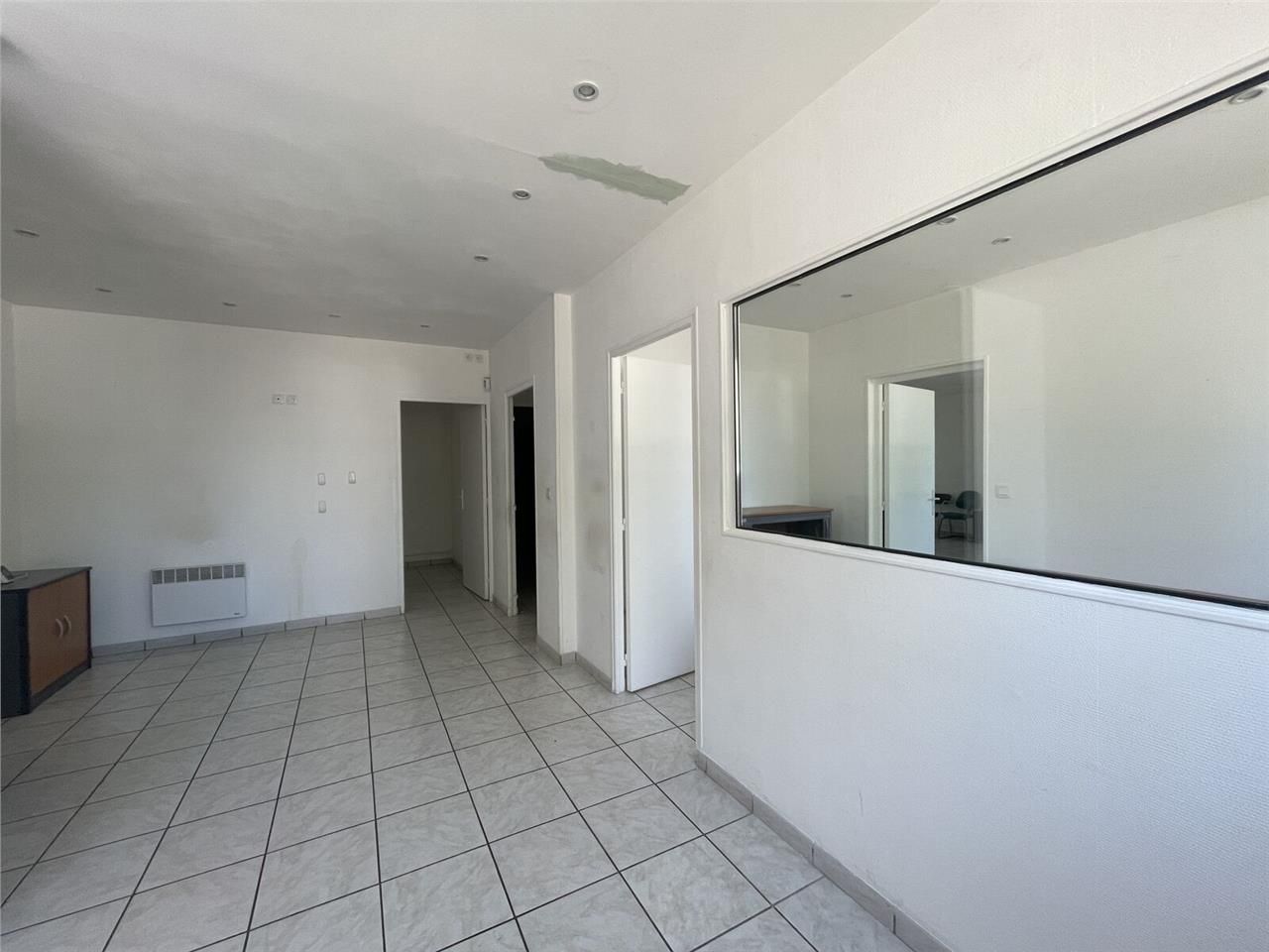 Plateaux de bureaux en rez-de-chaussée d'un immeu