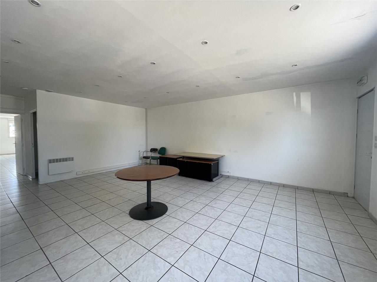 Plateaux de bureaux en rez-de-chaussée d'un immeu