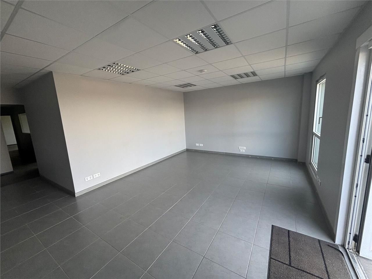 A Louer - Local d'activité d'env. 351 m2