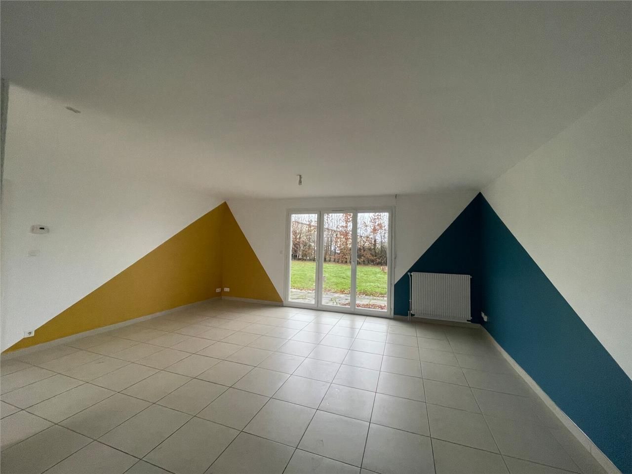 Pavillon à usage de bureaux bénéficiant d'un jard