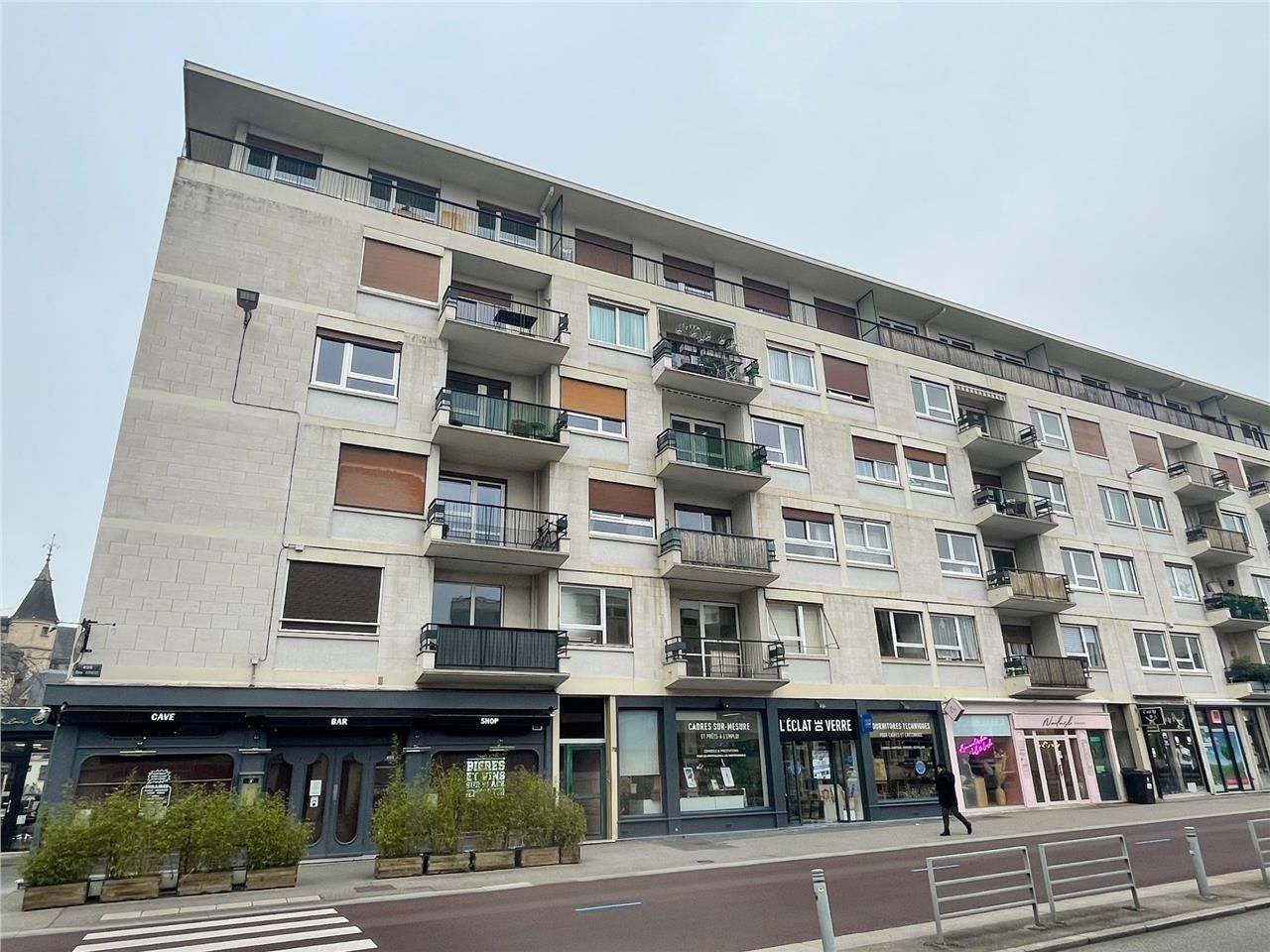 Emplacement privilégié, bureaux lumineux.