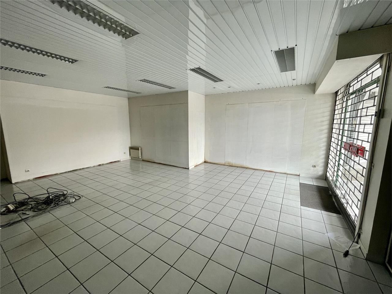 Locaux commerciaux de Local commercial - Environ 