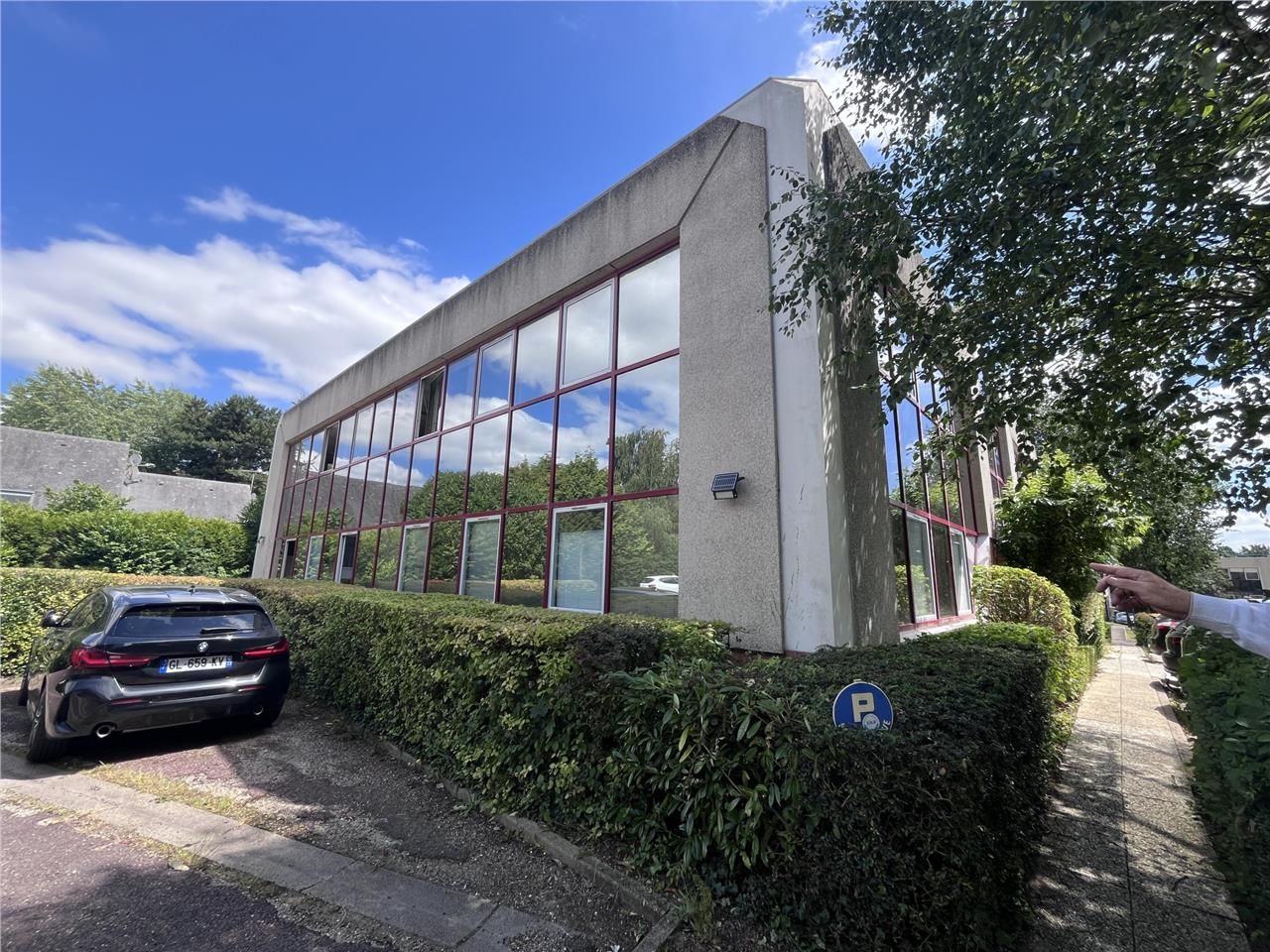 Situé au coeur du parc Tertiaire des Bocquets, en