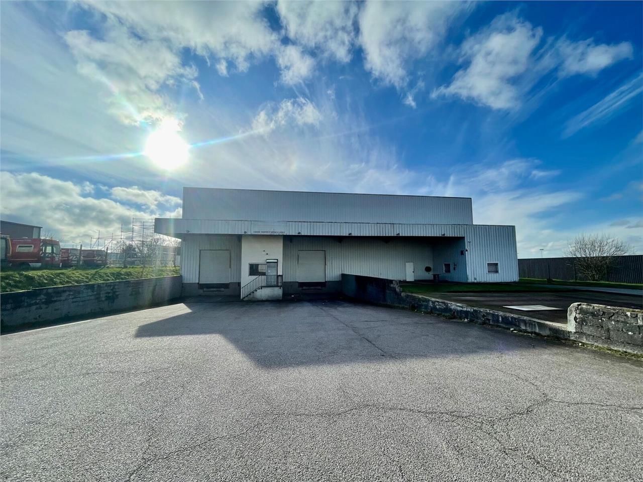 Entrepôt de stockage en périphérie de la zone com