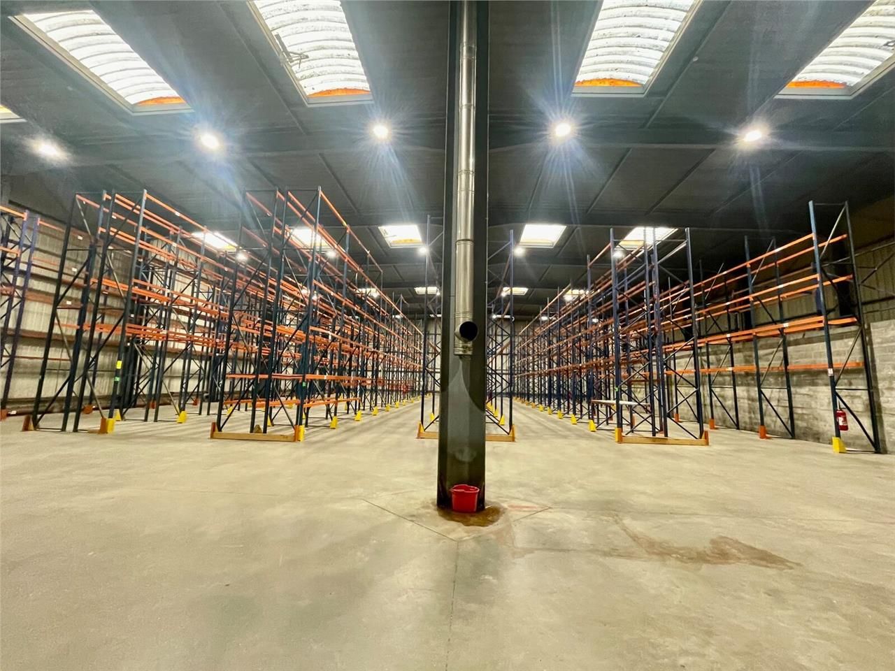 Entrepôt de stockage en périphérie de la zone com