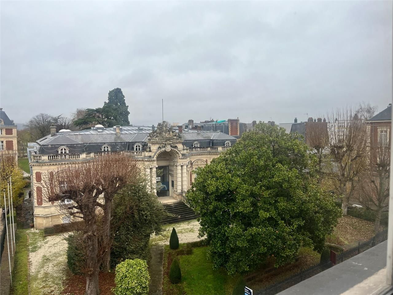 À louer : bureaux idéalement situés au coeur d'El