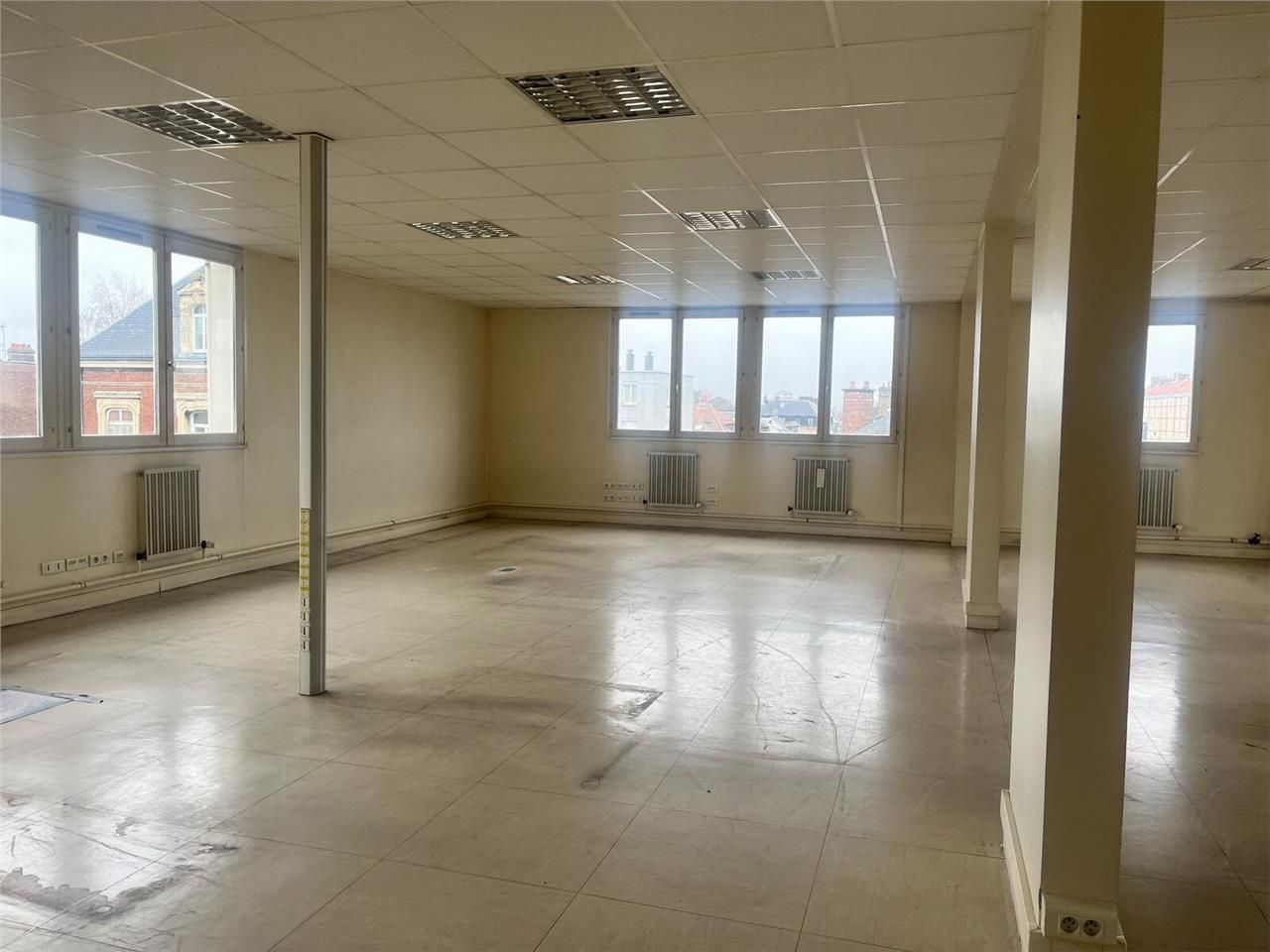 À louer : bureaux idéalement situés au coeur d'El