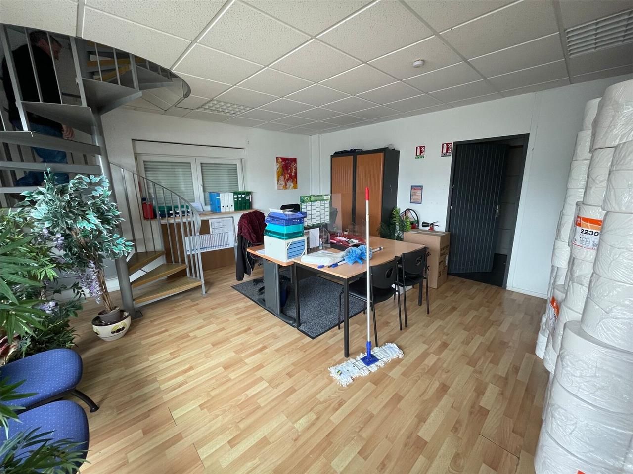 A Louer - Bureaux  et stockage