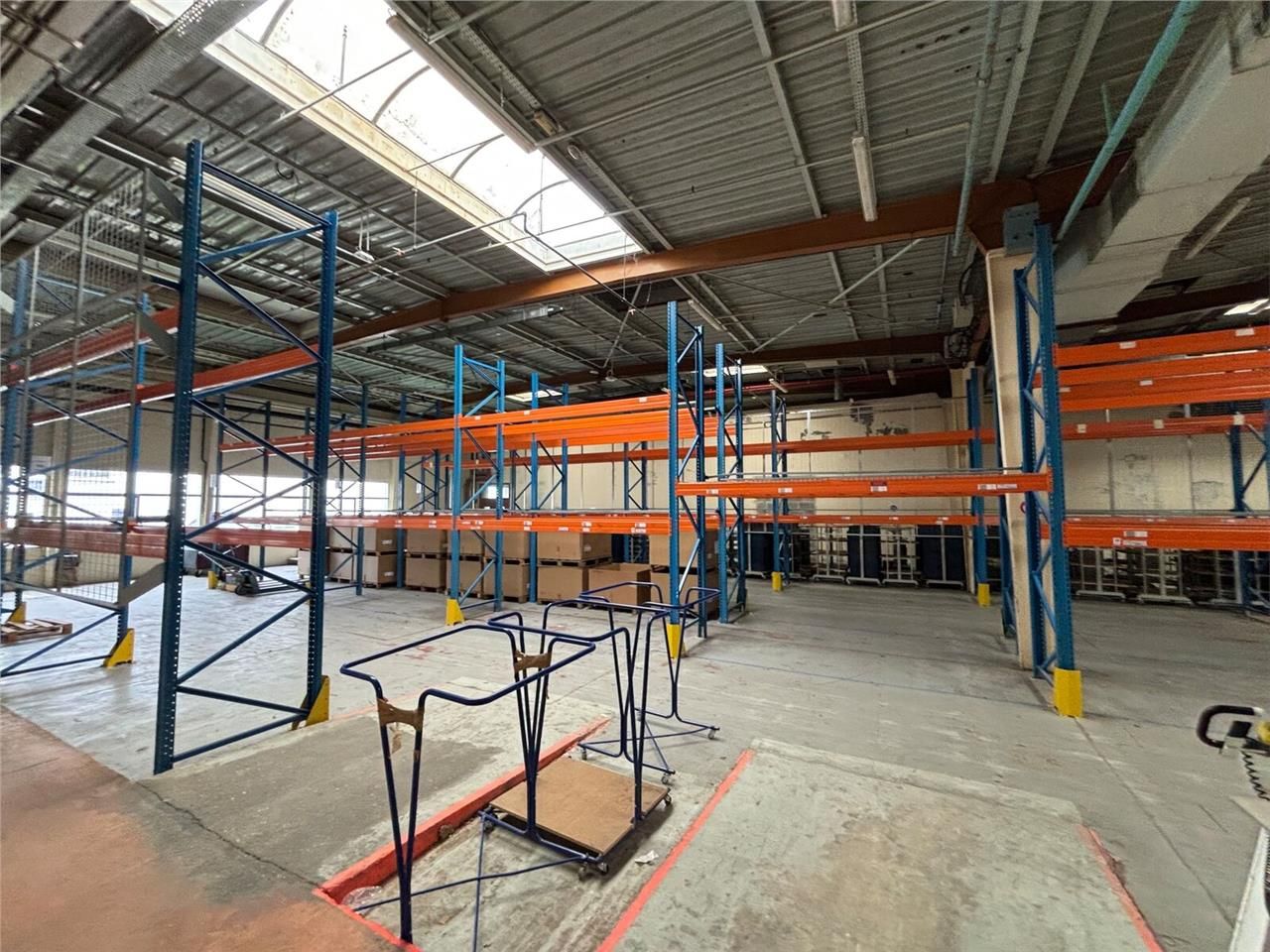 A Louer  - Local d'activité d'environ 1.000 m2