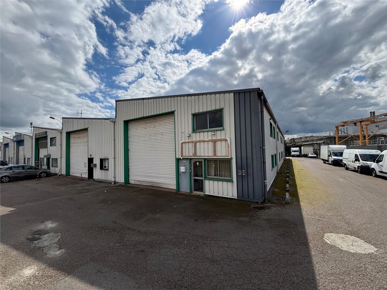 A LOUER - Local d'activité traversant