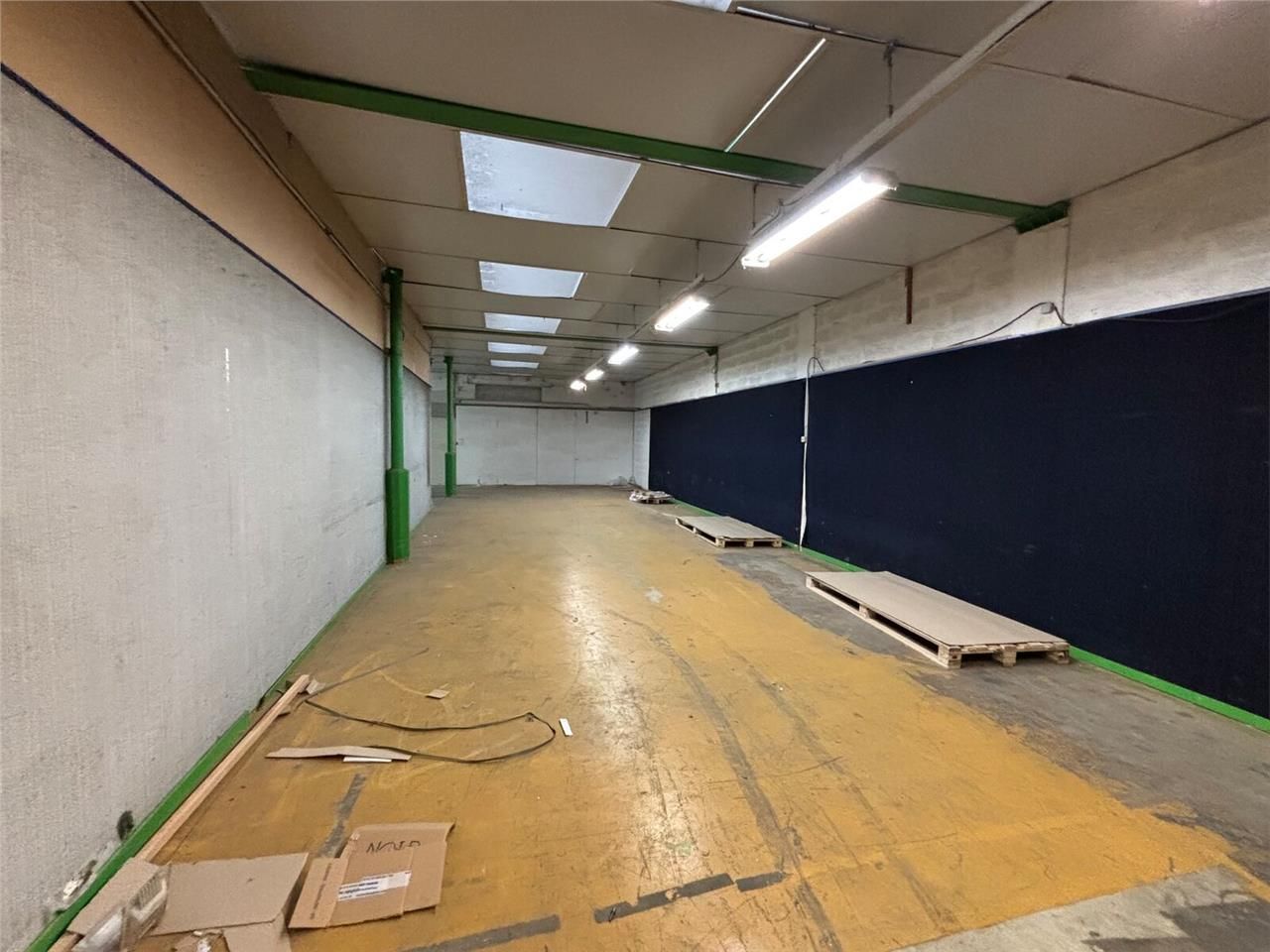 Locaux d'activité de A Louer - Local de stockage 