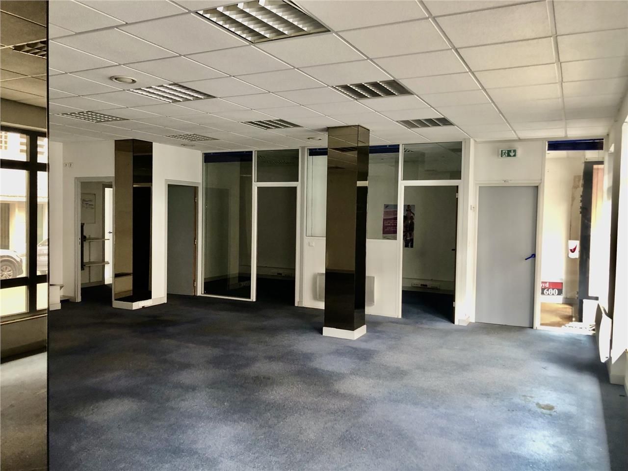 LOCAL COMMERCIAL - 214 m2 - À LOUER - BEAUVAIS CE