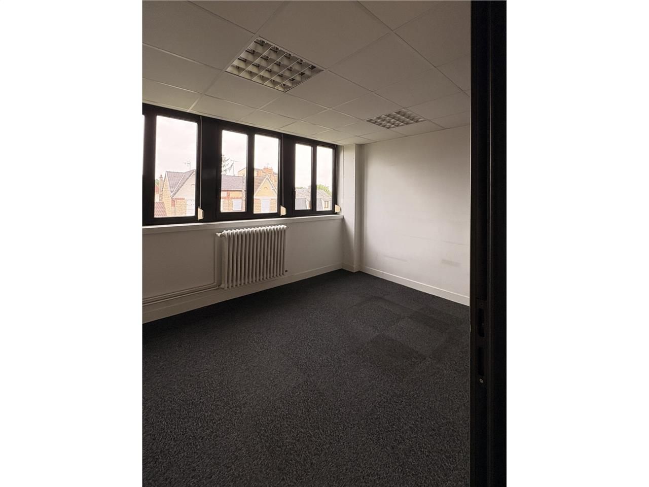 A LOUER BUREAUX DE BONNE FACTURE GARE SNCF ET CEN