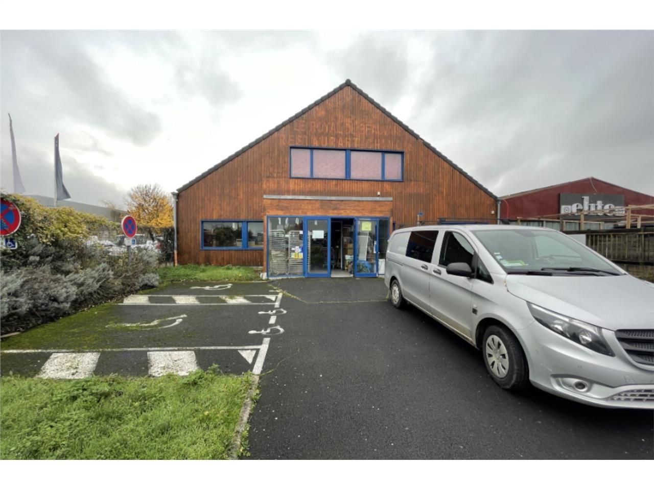 LOCAUX COMMERCIAUX - 620 M2 A LOUER - BEAUVAIS  A