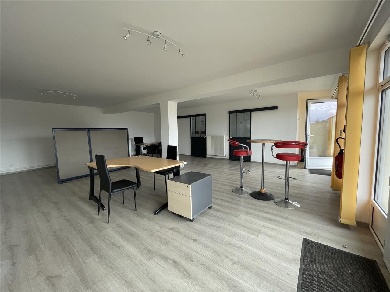 LOCATION - BUREAUX - 69 m2 - A LOUER - BRESLES  U