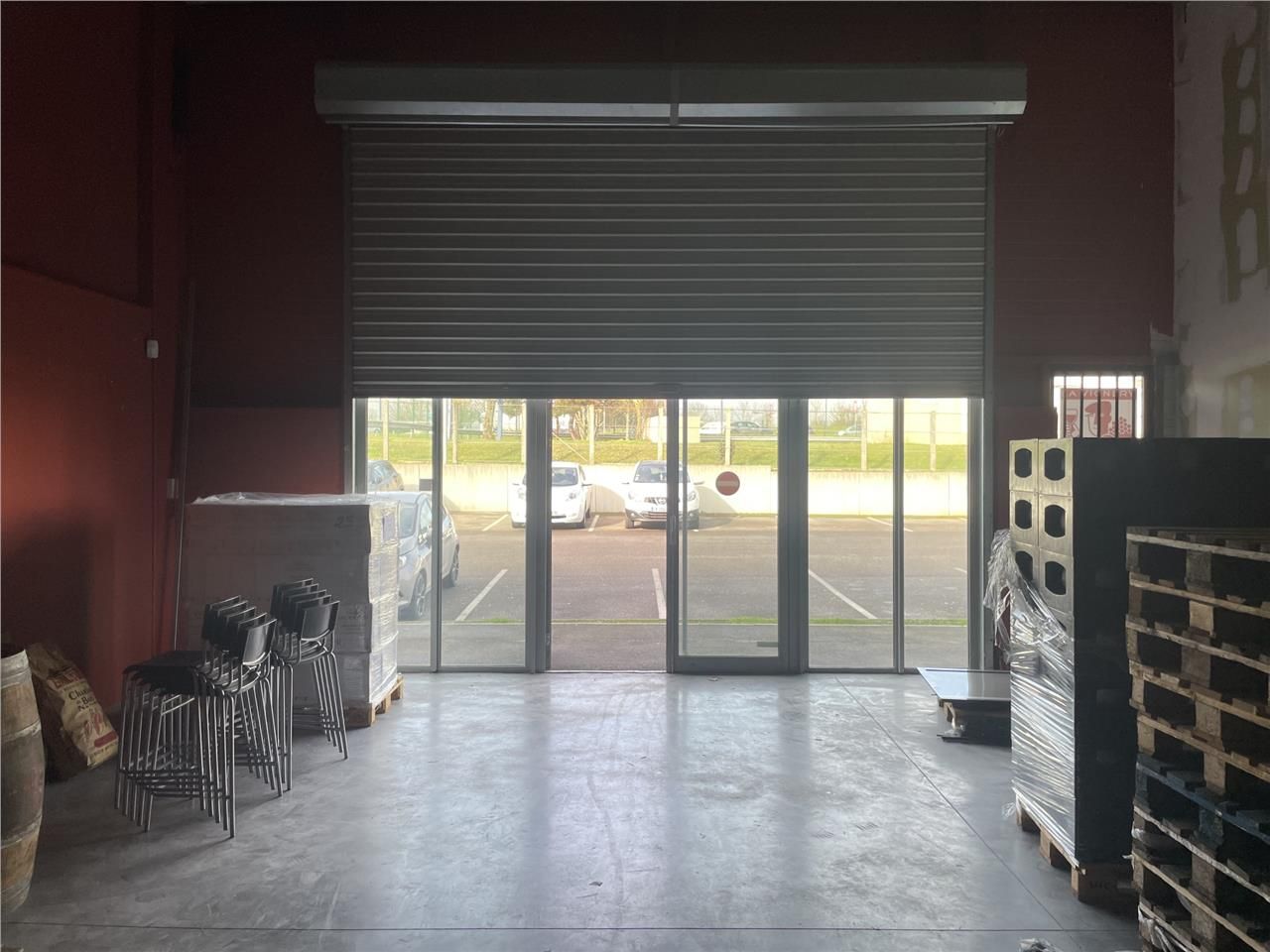 À LOUER - Local commercial idéalement situé en zo