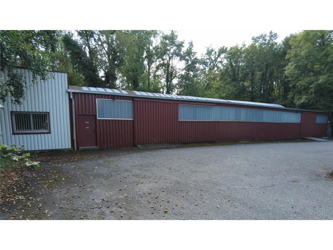 Au sein d'un ensemble industriel, ARTHUR LOYD vou