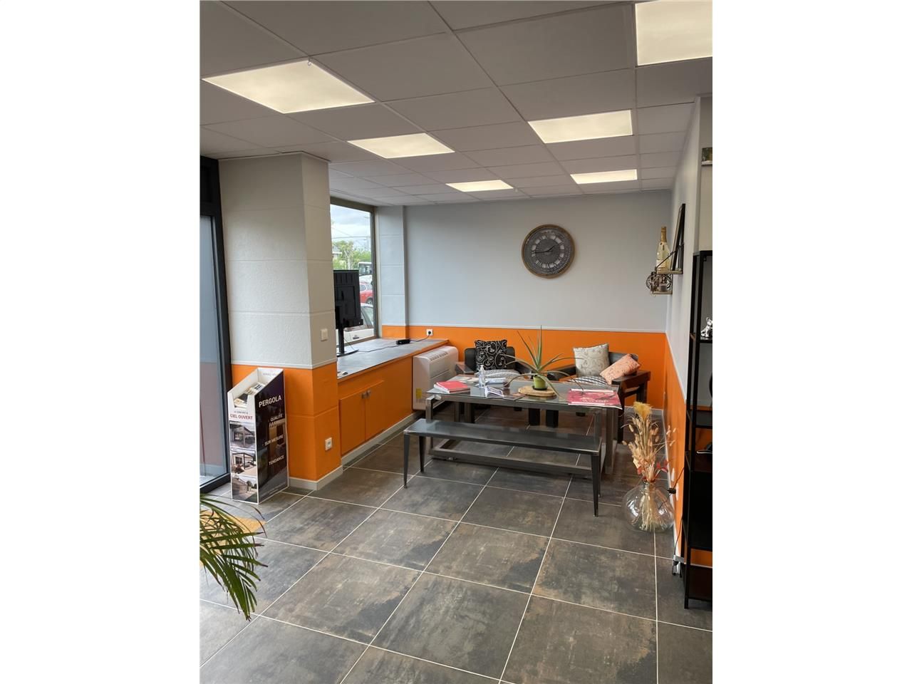 LOCAL COMMERCIAL - À LOUER - 126 M2 - CHANTILLY P