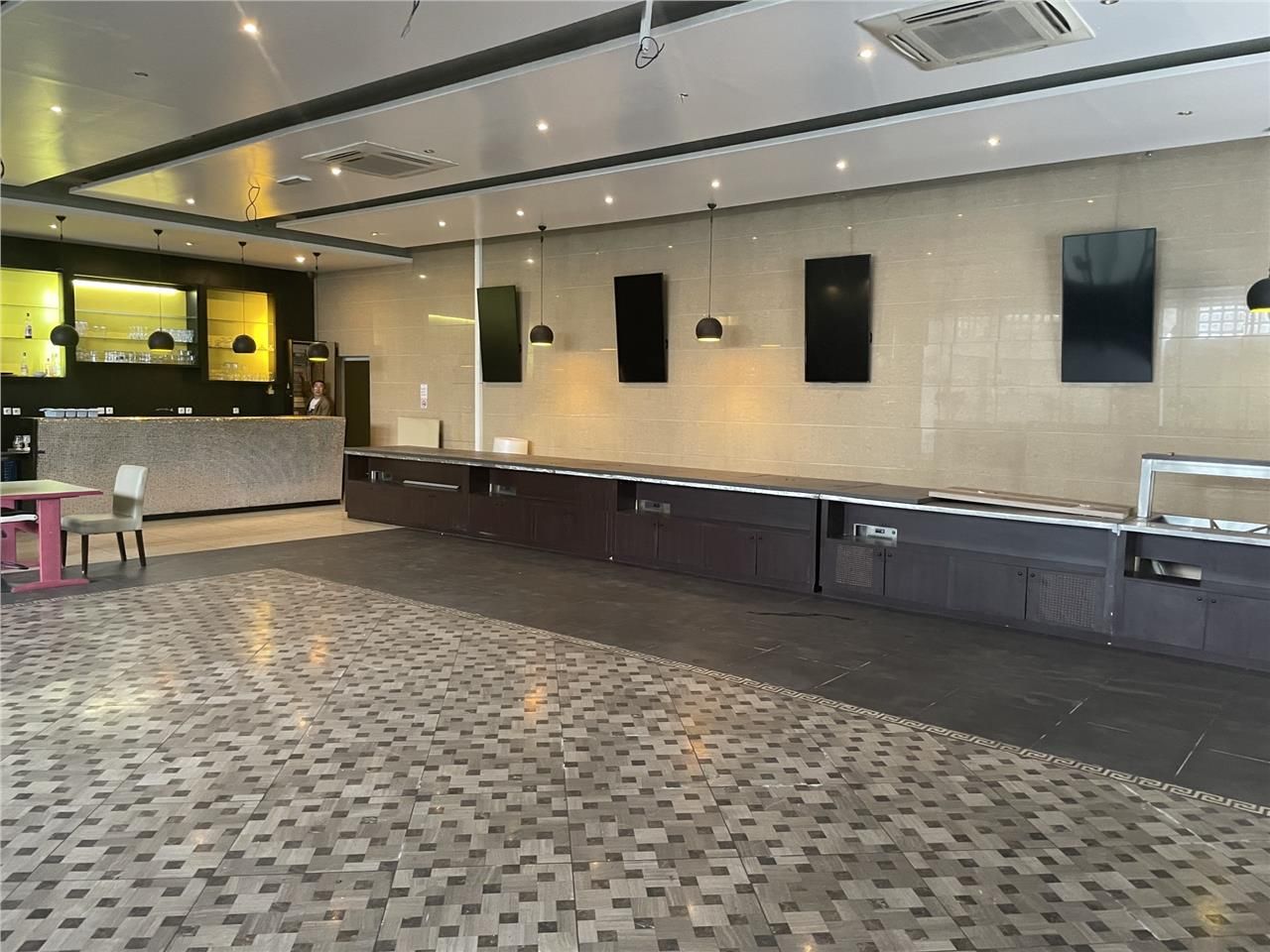 LOCAL COMMERCIAL - À LOUER - 810 M2 - BEAUVAIS  A