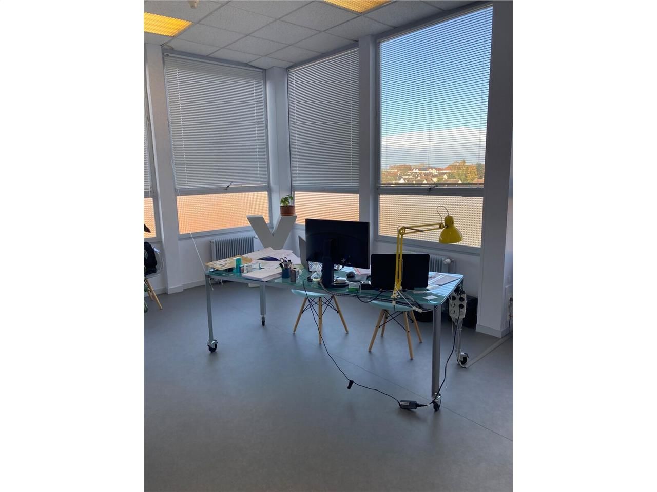 Plusieurs surfaces de bureaux disponibles à la lo