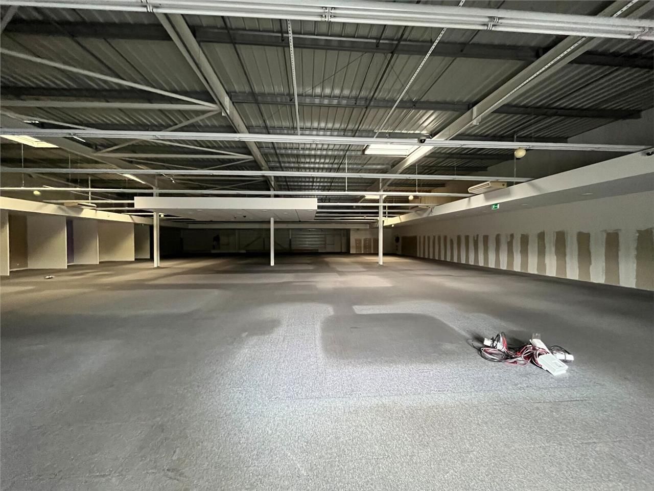 A LOUER - LOCAL COMMERCIAL 1142 M2  ZONE COMMERCI