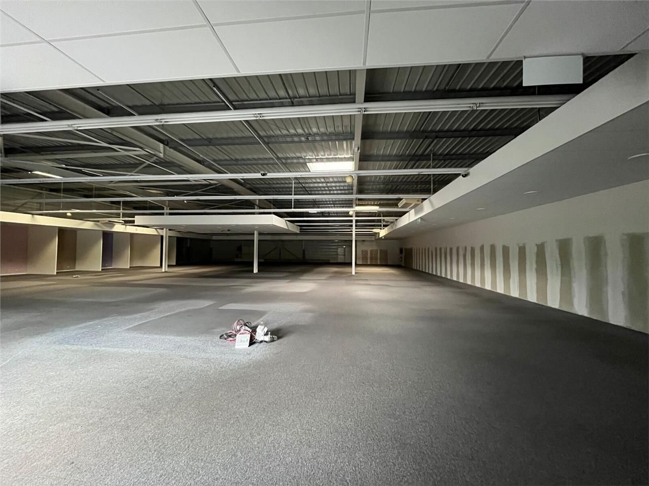 A LOUER - LOCAL COMMERCIAL 1142 M2  ZONE COMMERCI