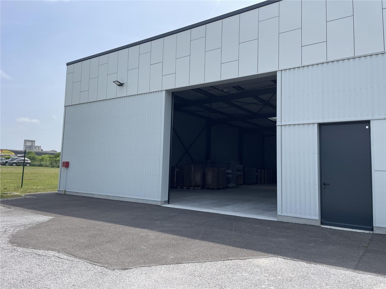 Situé en zone d'activité à proximité de Soissons,