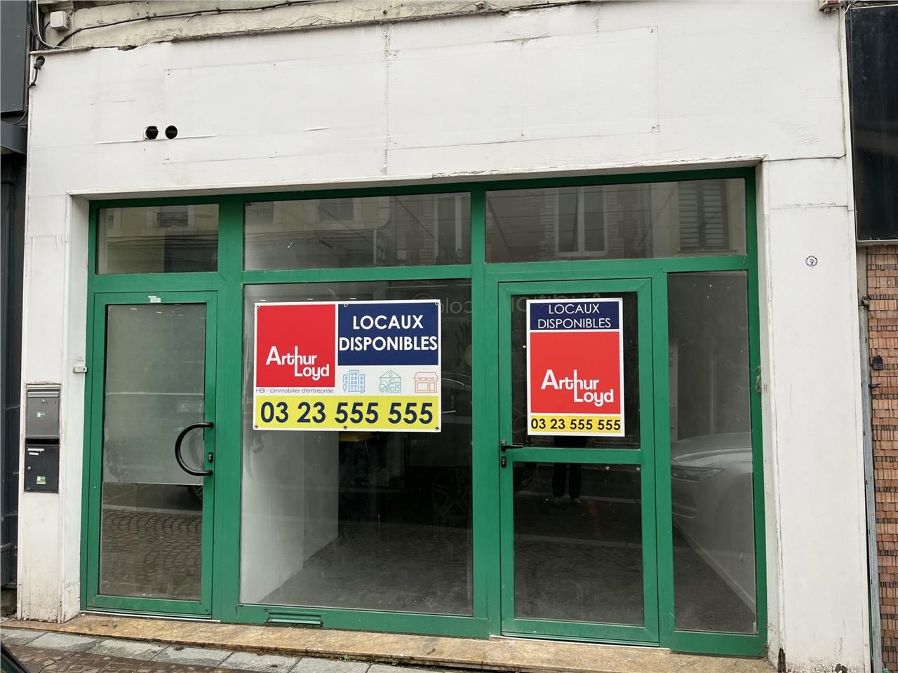 Ce local commercial entièrement rénové offre une 