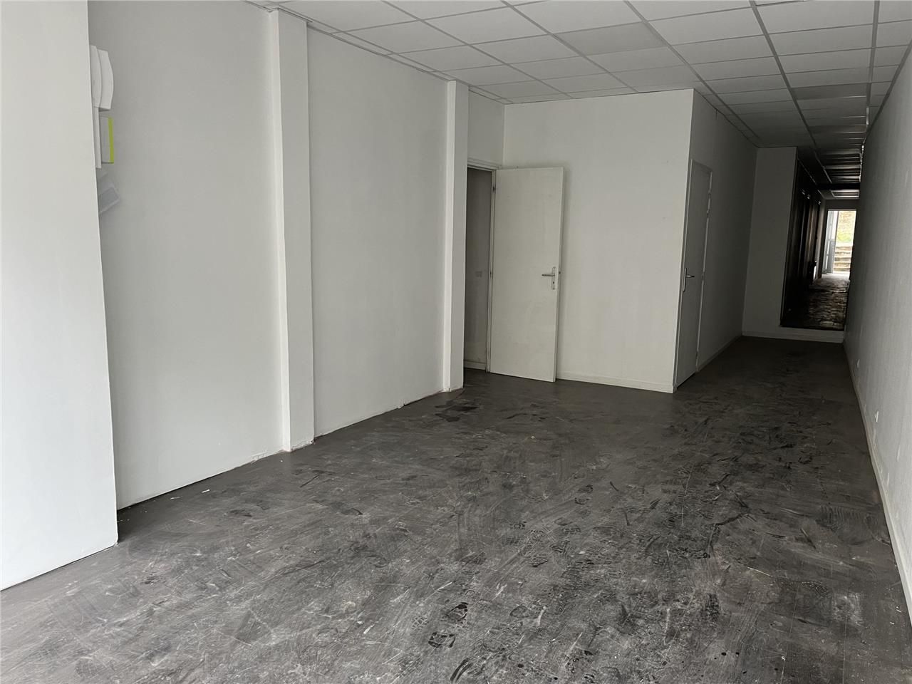 Ce local commercial entièrement rénové offre une 