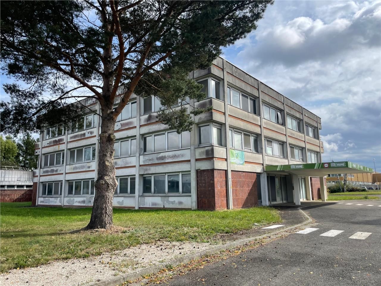 A LOUER - BUREAUX 2.307 M2 DIVISIBLES -  SAINT-QU