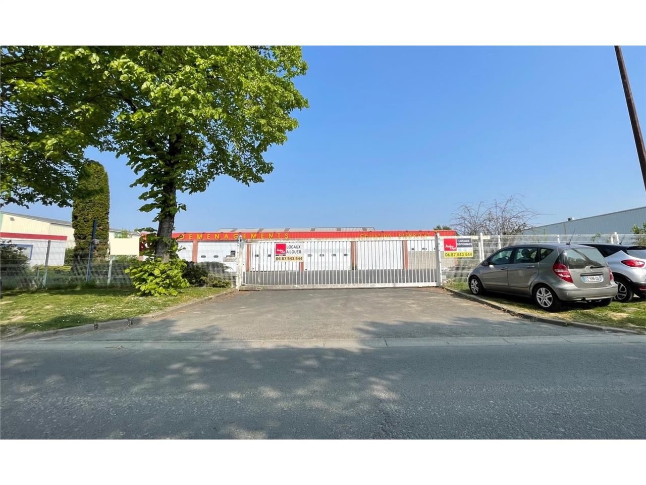 A LOUER - LOCAUX D'ACTIVITÉ - 1 660 m2 DIVISIBLE 