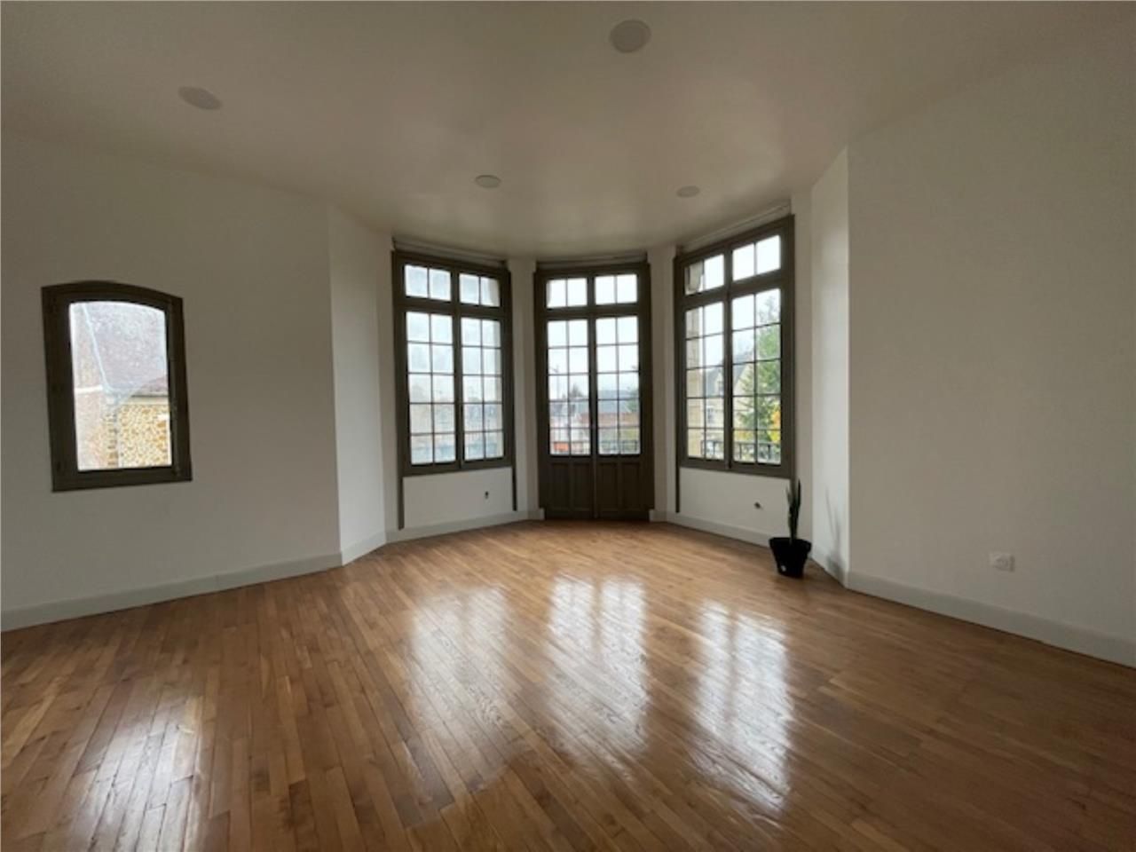 BUREAUX  A LOUER - 304 M2 DIVISBLES - SOISSONS CE