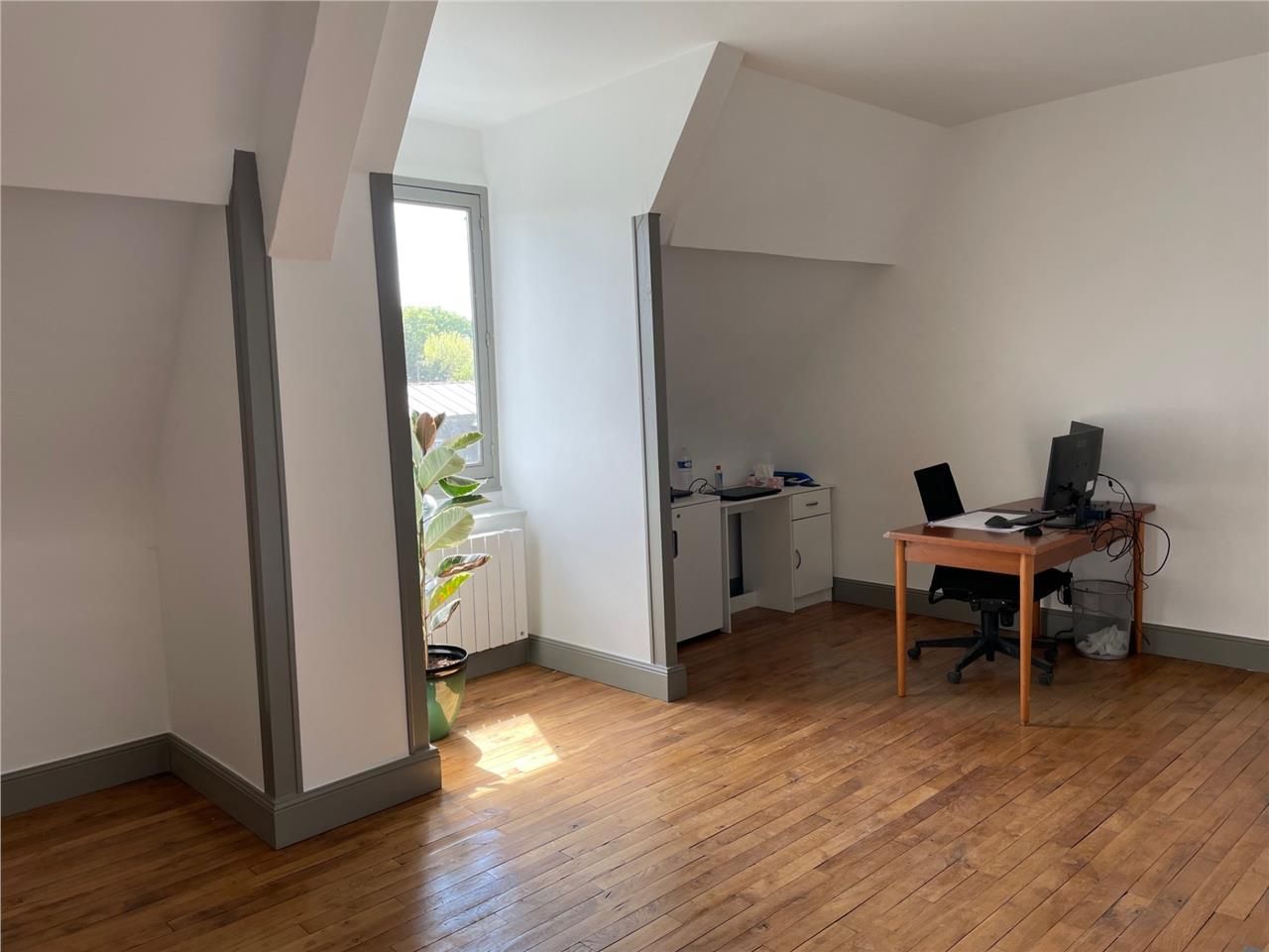 BUREAUX  A LOUER - 304 M2 DIVISBLES - SOISSONS CE