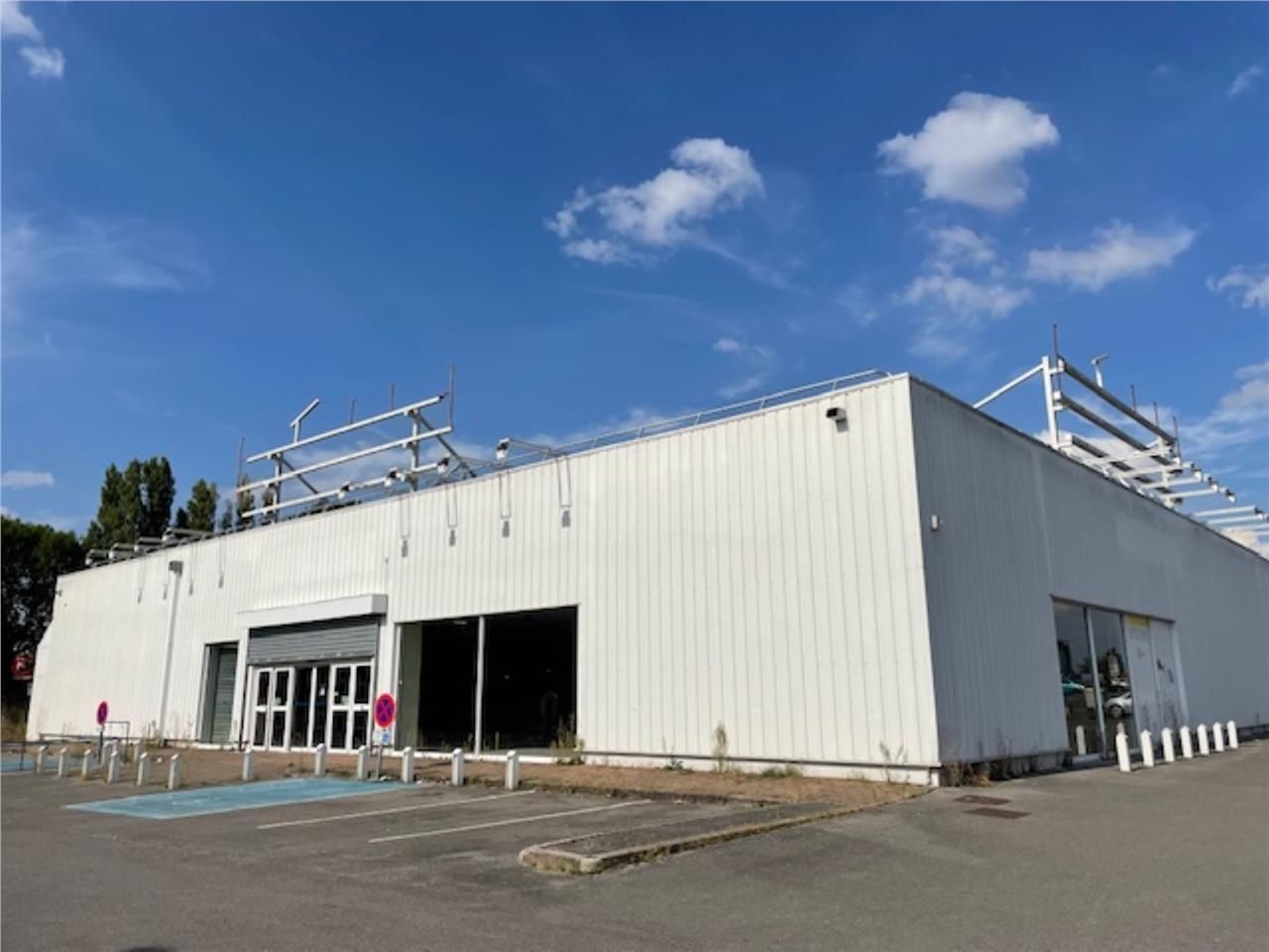 Situé en zone commerciale à Soissons, Arthur Loyd