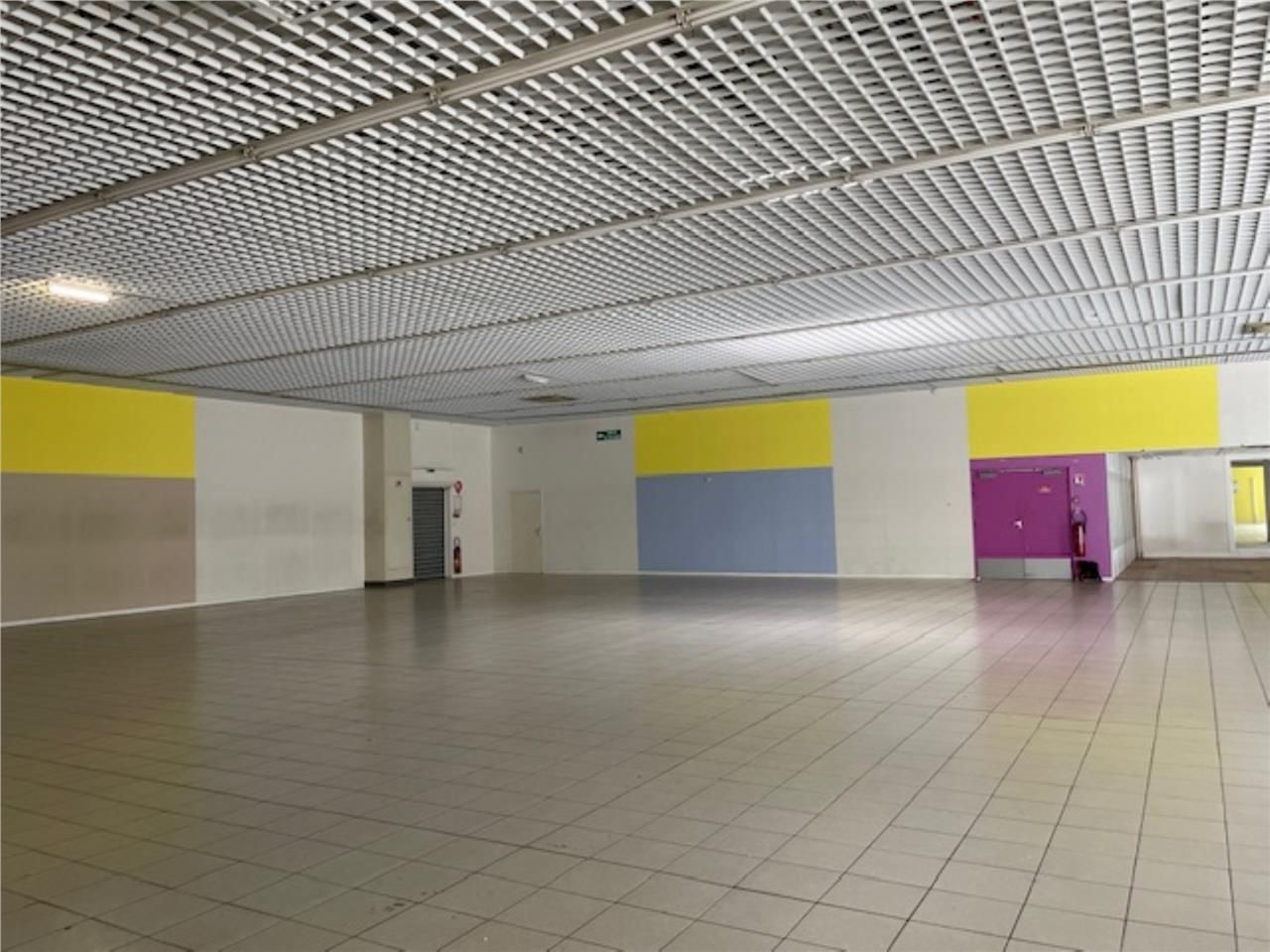 Situé en zone commerciale à Soissons, Arthur Loyd