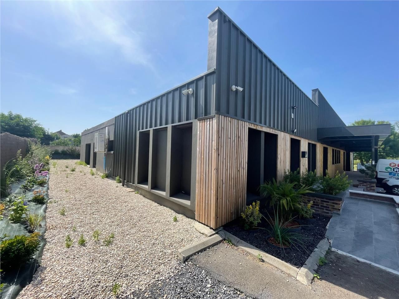 BÂTIMENT INDEPENDANT - A LOUER - 1000 M2 - SAINT-