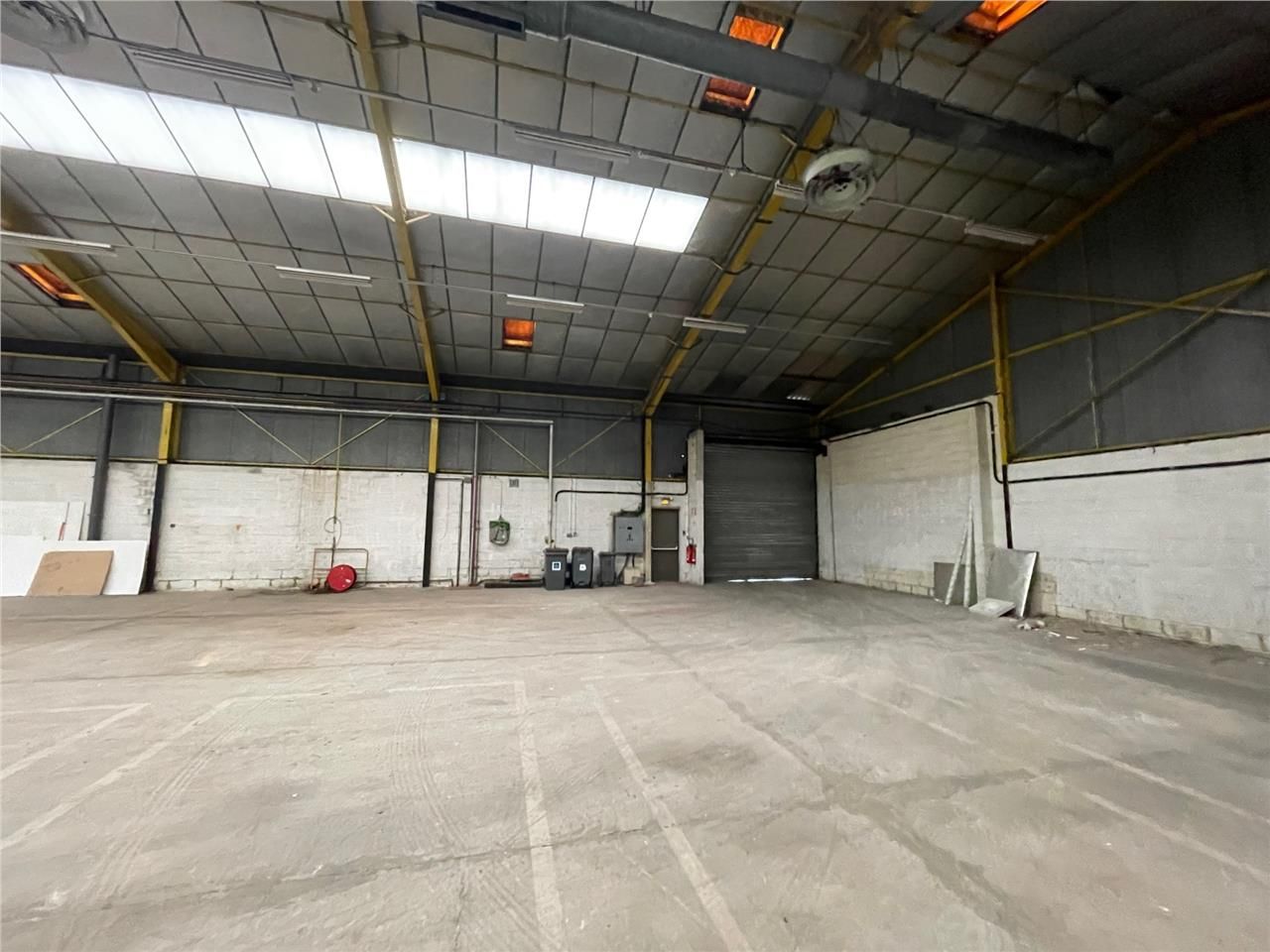 A VENDRE - LOCAUX D'ACTIVITÉ - 1000 M2 - SAINT-QU
