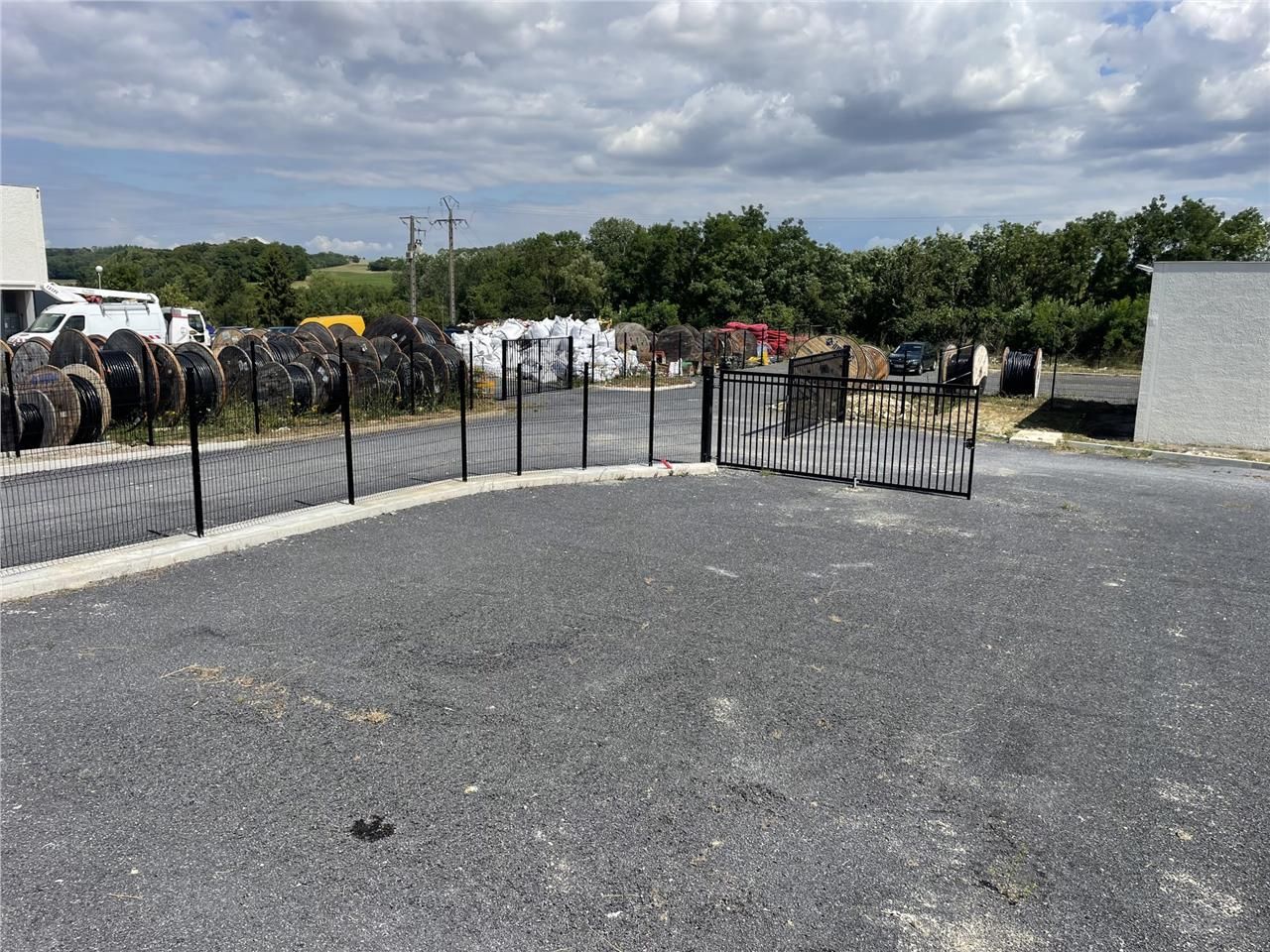 ARTHUR LOYD vous propose un local d'activité d'un