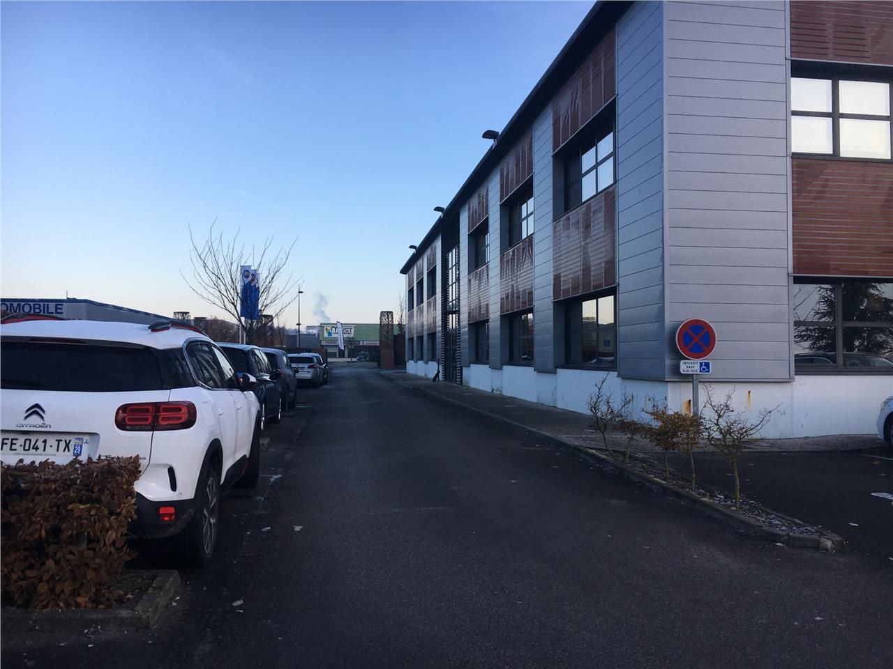 A LOUER - BUREAUX - 86 M2  - SAINT-QUENTIN Situé 