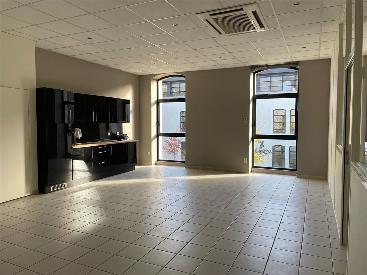 Arthur Loyd vous propose un open-space de 102 m2 