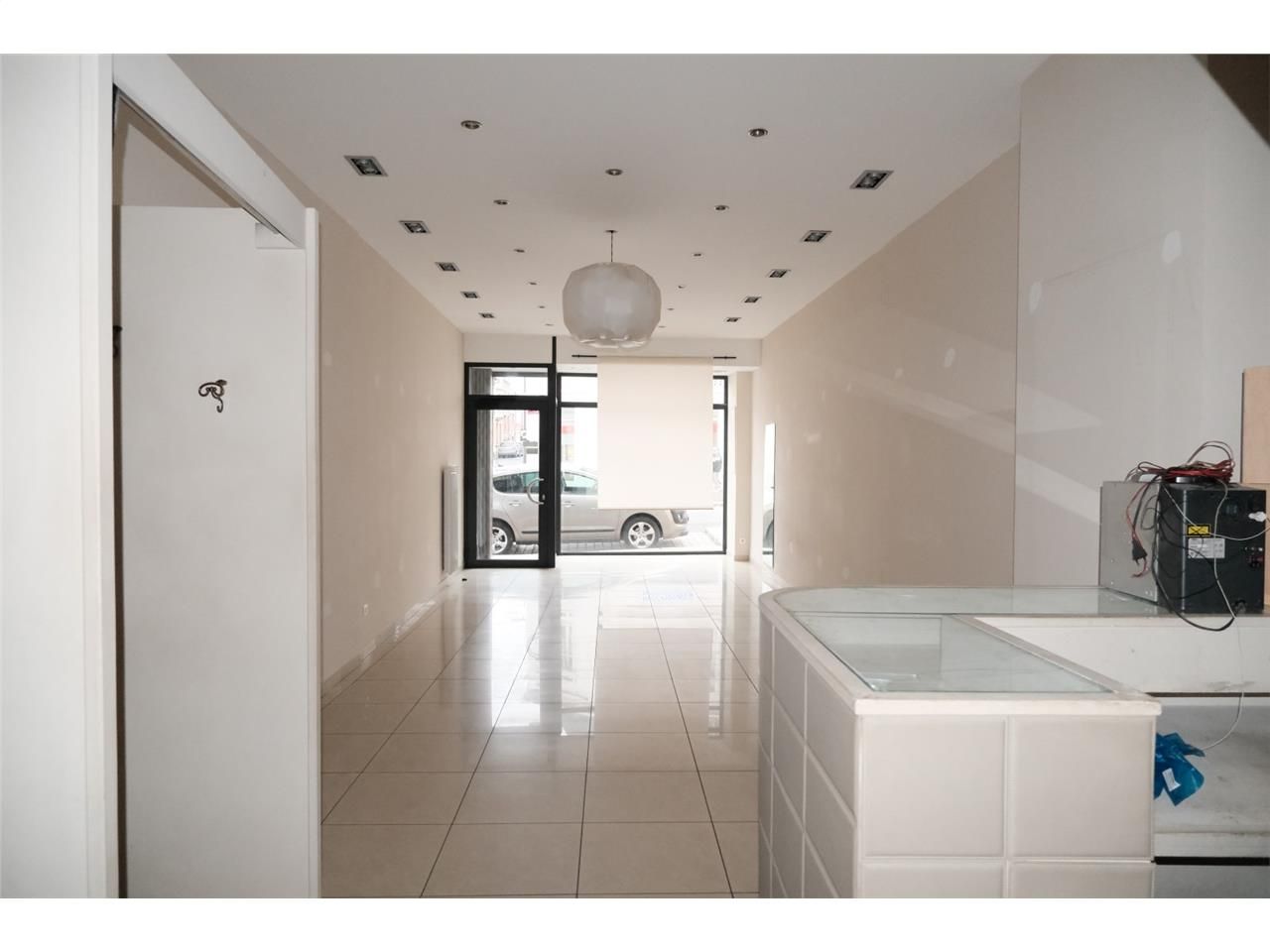 Ce local commercial de 55 m² se compose de : - Un