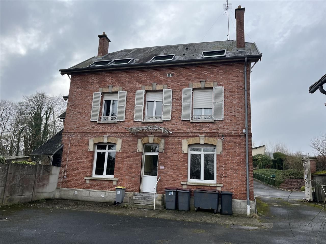 Dans un ensemble immobilier de 622 m²  à moins de