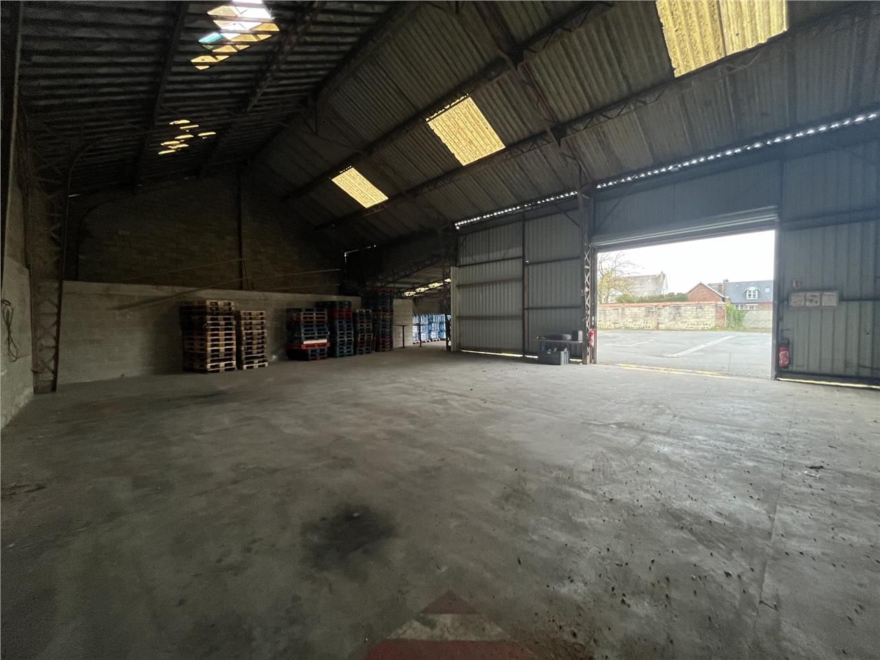 A LOUER - LOCAUX D'ACTIVITÉ/STOCKAGE - 365 M2 - O